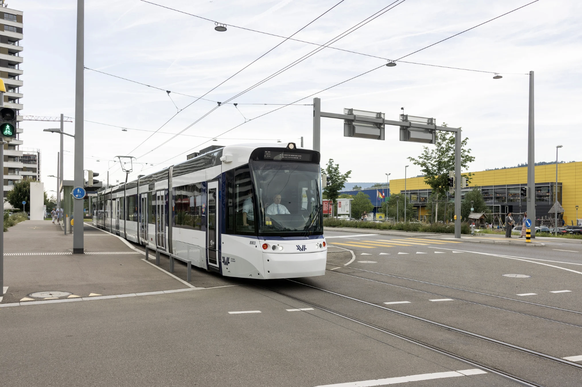 Seit 2024 wird die Haltestelle «Ikea» auch von der Limmattalbahn bedient.