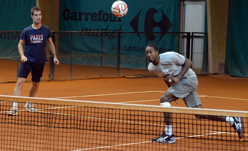 Ein bisschen Spass muss sein: In Bordeaux spielten Monfils, Gasquet und Co. sogar Fussball.