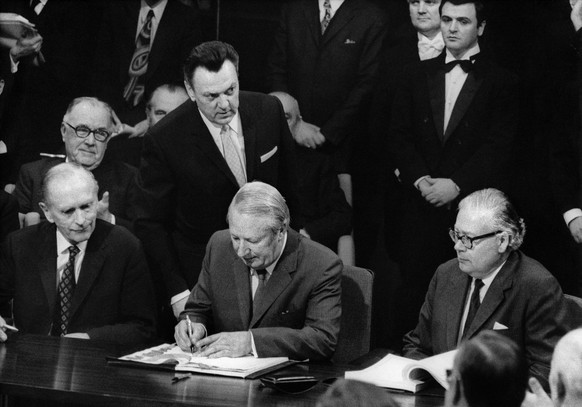 Der konservative Premierminister Edward Heath unterzeichnet 1972 den Beitrittsvertrag Grossbritanniens.