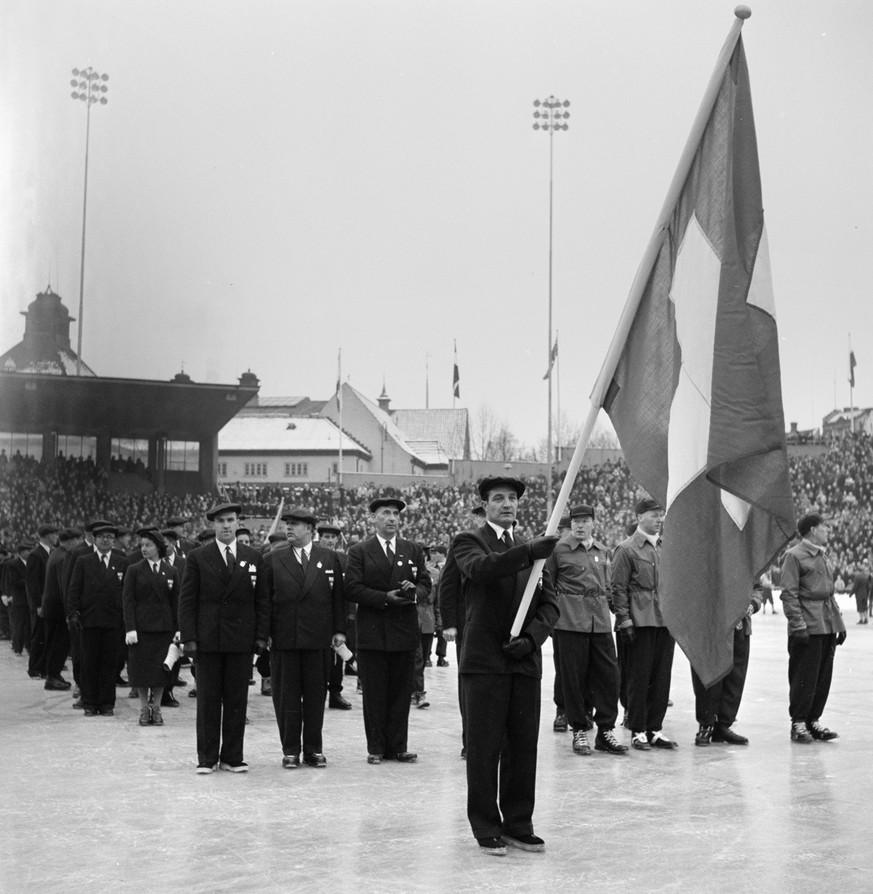 Das Schweizer Olympia-Team, angefuehrt vom Fahnentraeger Ueli Poltera, betritt waehrend der offiziellen Eroeffnungsfeier der sechsten olympischen Winterspiele von Oslo das Bislet Stadion, aufgenommen  ...