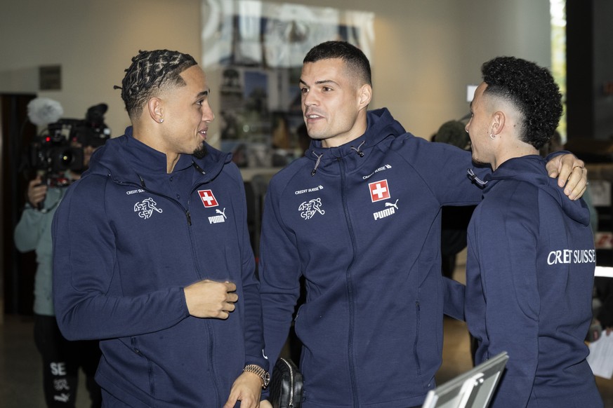 Granit Xhaka, Mitte, spricht mi Noah Okafor, links, und Ruben Vargas kurz vor dem Abflug mit der Schweizer Nationalmannschaft an die FIFA Fussball-Weltmeisterschaft Katar 2022, aufgenommen am Montag,  ...