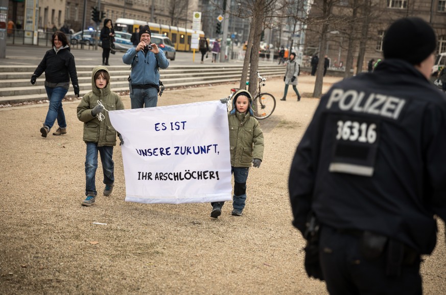 Schueler-Demo fuer den Klimaschutz gegen Treibhausgas-Emmissionen und Kohleabbau, vor dem Bundesministerium fuer Wirtschaft und Energie, als Teil der internationalen Aktion Fridays For Future, Europa, ...