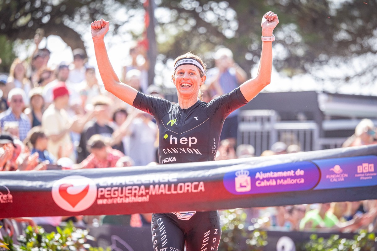 Challenge Mallorca Triathlon 2023 14.10.23: Die Schweizerin Imogen Simmonds gewinnt den Challenge Mallorca. Paguera / Peguera Strand Mallorca Spanien *** Challenge Mallorca Triathlon 2023 14 10 23 Swi ...