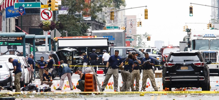 epa05546280 Investigators collect evidence on the scene of an overnight explosion in the Chelsea neighborhood of New York, New York, USA, 18 September 2016. Over 20 people were injured in blast. The m ...