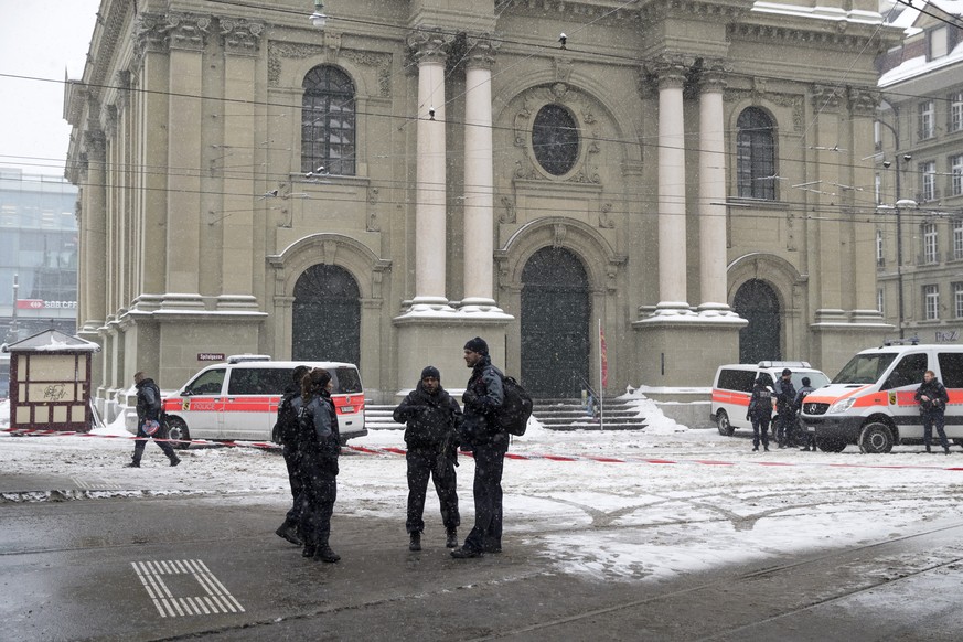 Die Polizei sperrt nach einer Drohung den Platz um die Heiliggeistkirche ab, am Freitag, 2. Maerz 2018 in Bern. (KEYSTONE/Peter Klaunzer)