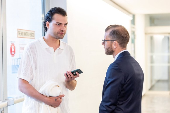 Innsbruck 22.08.2025, Landesgericht, Innsbruck, AUT, Prozess gegen Jimi Blue Ochsenknecht, Anklage wegen schweren Betrugs, im Bild Jimi Blue Ochsenknecht mit seinem Anwalt // Jimi Blue Ochsenknecht wi ...