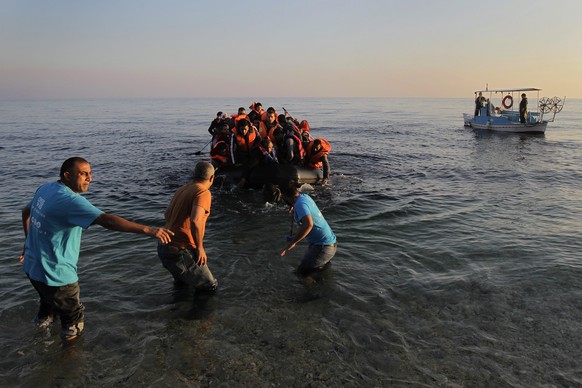 Fischer helfen Flüchtlingen an Land – auch Greenpeace und MSF verstärken ihre Anstrengungen.