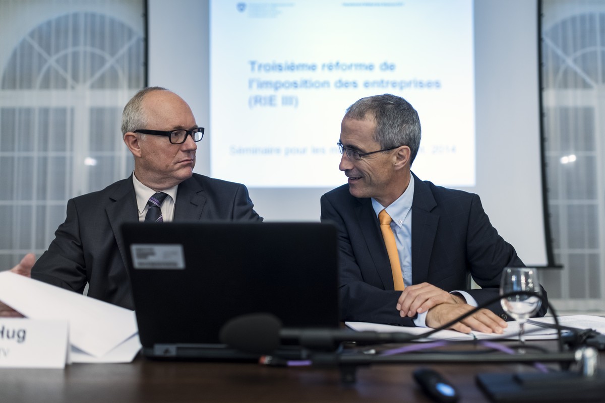 Adrian Hug, Direktor der Eidgenössischen Steuerverwaltung ESTV, links, erläutert neben Serge Gaillard, Direktor der Eidgenössischen Finanzverwaltung EFV, Details der Unternehmenssteuerreform III.