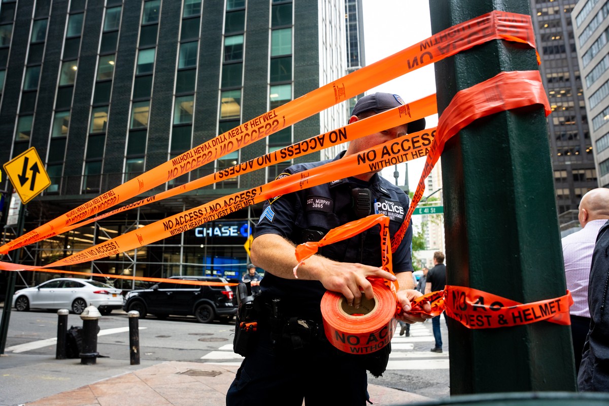KEYPIX - An NYPD officer puts up caution tape near East 41st Street after buildings in the area were evacuated, Tuesday, July 7, 2026, in New York. (KEYSTONE/AP Photo/Angelina Katsanis)