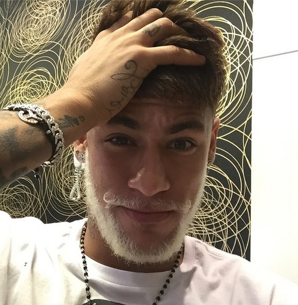 Neymar geniesst seine freien Tage mit der Familie und hat sich seinen Bart zu Weihnachten weiss gefärbt. Hübsch, oder? Der Barça-Star kommentierte sein Bild an Heiligabend mit «Hohoho» und «verrückte ...