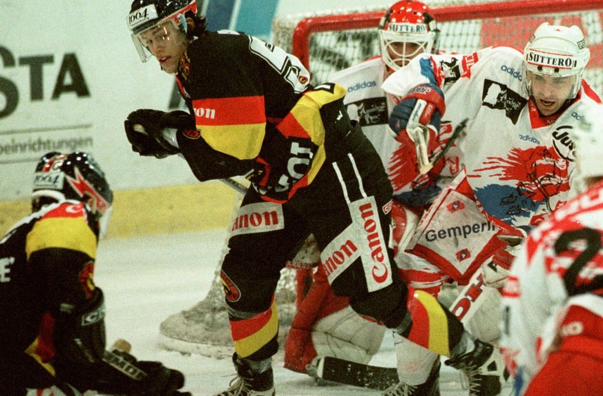 Regis Fuchs (links, Bern) im Angriff, vorne Bjorn Christen (Bern) und Daniel Elsener (Herisau), im Tor Markus Bachschmied, Herisau, im Spiel SC Herisau- SC Bern am 16. 11. 1997 im Sportzentrum Herisau ...