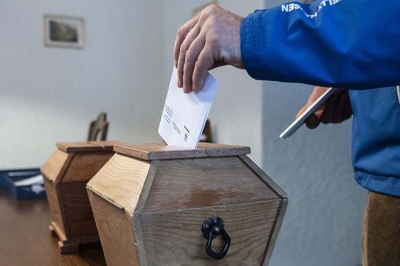 Ein Herr wirft seinen Stimmzettel in die Wahlurne, am Wahltag der Eidgenoessischen Parlamentswahlen, am Sonntag, 20. Oktober 2019, in Guttannen. (KEYSTONE/Peter Schneider)