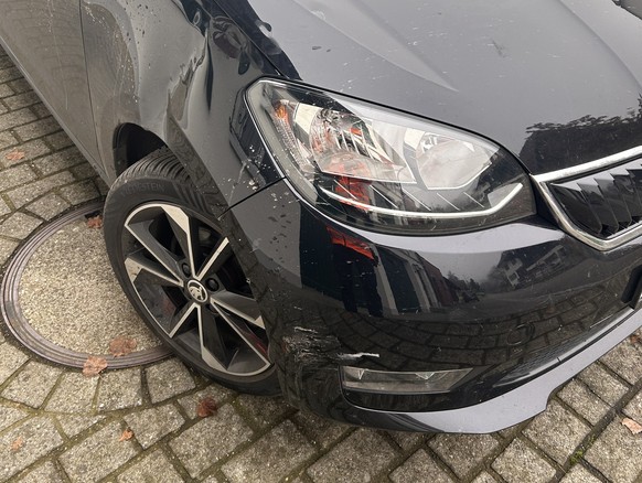 Das Fahrzeug trug im Gegensatz zum Velofahrer nur leichte Schäden davon.