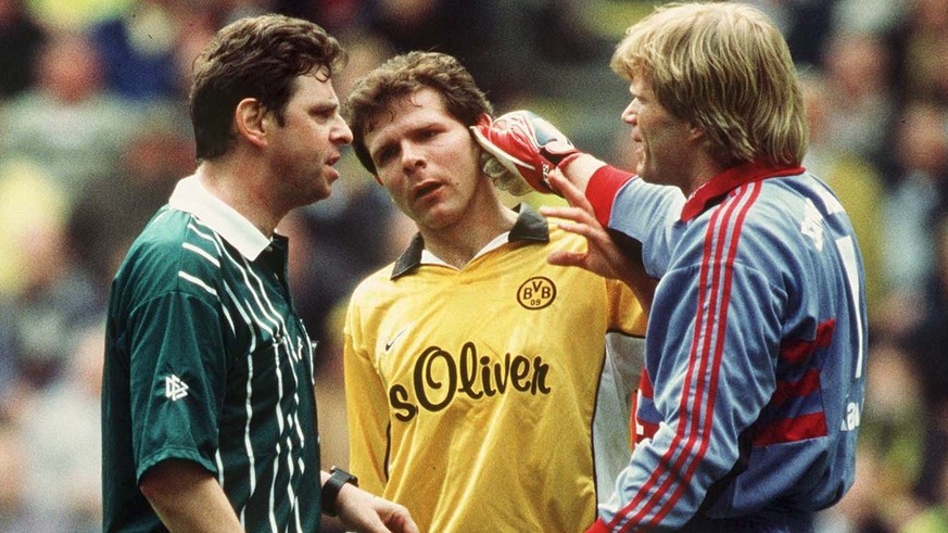 DORTMUND, GERMANY - APRIL 03: 1. BUNDESLIGA 98/99; BORUSSIA DORTMUND - FC BAYERN MUENCHEN 2:2; Schiedsrichter HEYNEMANN, Andreas MOELLER/Dortmund und Torwart Oliver KAHN/Bayern (Photo by Mark Sandten/ ...