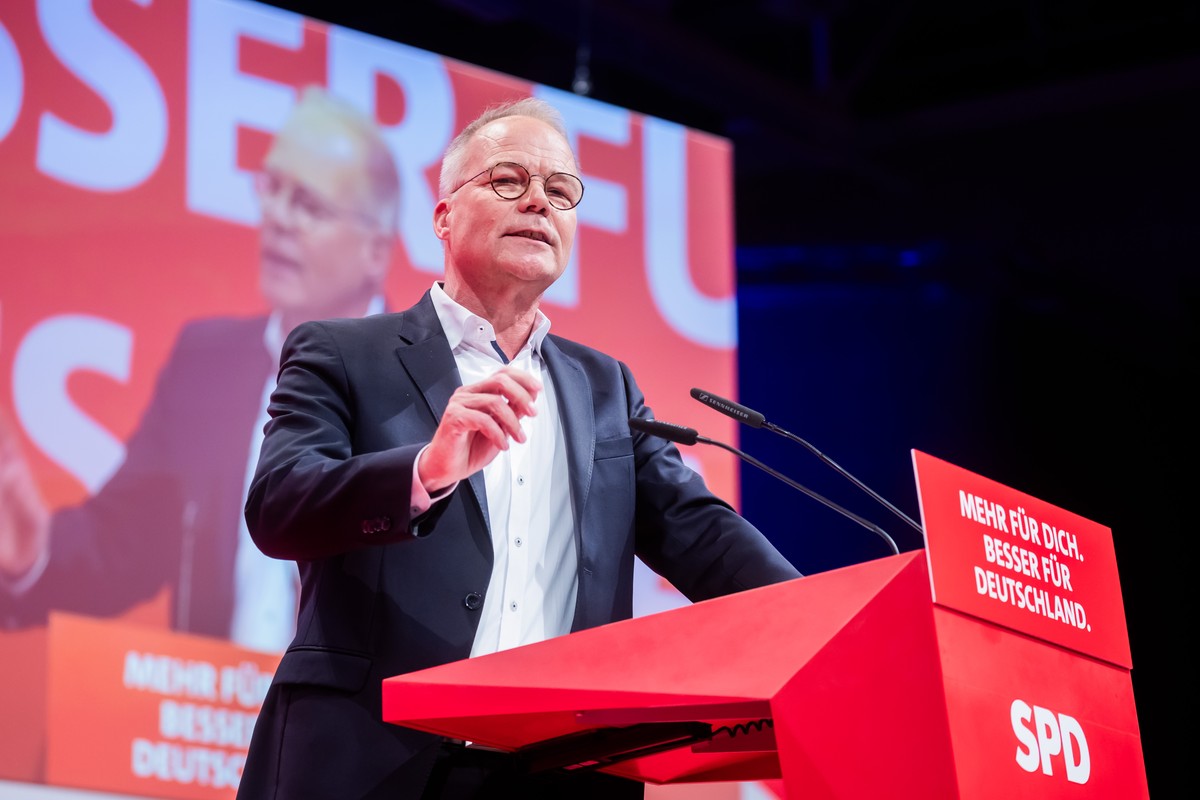 epa11818811 Social Democratic Party (SPD) Secretary General Matthias Miersch speaks at the convention of Germany's Social Democratic Party (SPD) in Berlin, Germany, 11 January 2025. The SPD kicks ...