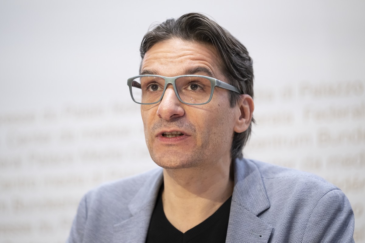 Nationalrat Gerhard Andrey, GP-FR, spricht waehrend einer Medienkonferenz zur Lancierung der eidgenoessischen Volksinitiative "fuer einen nachhaltigen und zukunftsgerichteten Finanzplatz", a ...