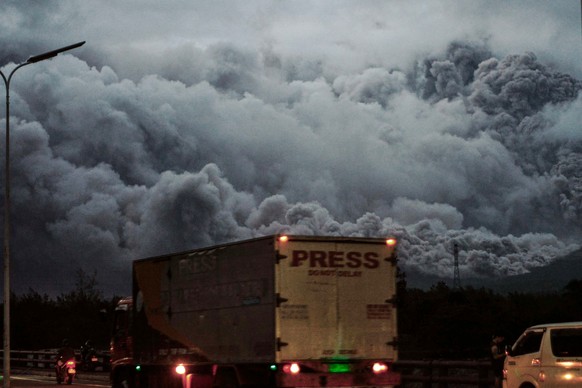 Mayon volcano spews ash while vehicles pass by in Daraga, Albay province, Philippines on Saturday, May 2, 2026. (AP Photo/Nehemiah Manzanilla Sitiar)
Philippines Volcano