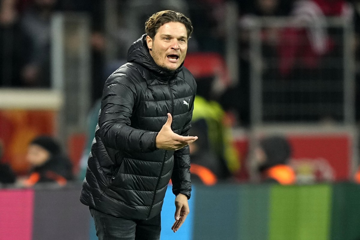 Dortmund's head coach Edin Terzic gestures during the German Bundesliga soccer match between Bayer Leverkusen and Borussia Dortmund at the BayArena in Leverkusen, Germany, Sunday, Dec. 3, 2023 (A ...