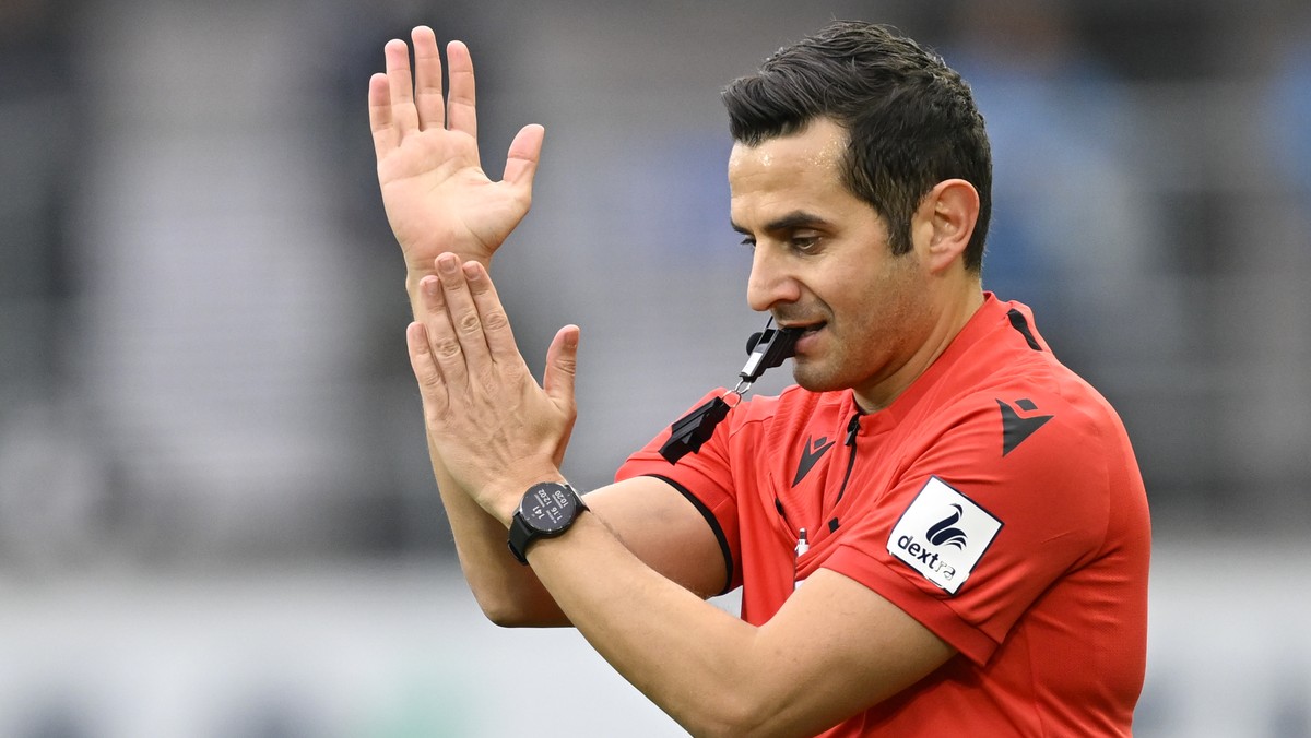 Schiedsrichter Fedayi San gibt einen Penalty fuer St. Gallen nach der VAR Konsultation, im Fussball Super League Spiel zwischen dem FC St. Gallen und dem FC Luzern, am Sonntag, 19. Februar 2023, im Ky ...