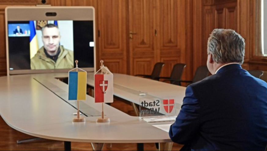 Wiens Bürgermeister Michael Ludwig beim Videochat mit dem Fake-Klitschko.