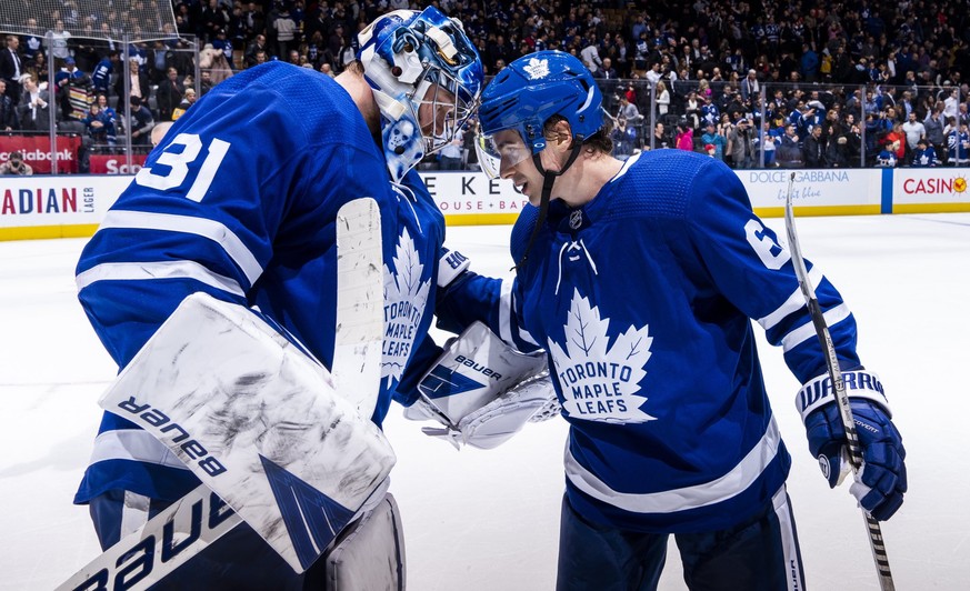 Denis Malgin gratuliert Torhüter Frederik Andersen zum Shutout.