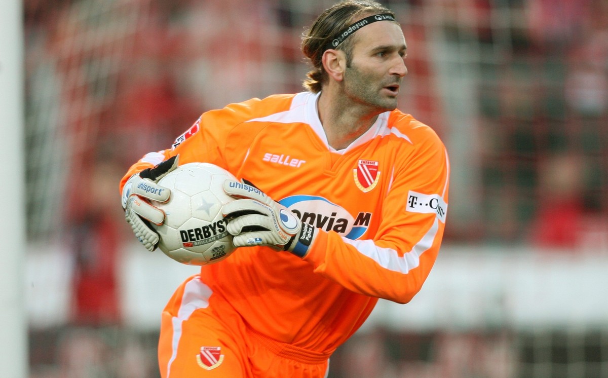 (GERMANY OUT) Tomislav Piplica - Torhueter, FC Energie Cottbus, Bosnien: haelt den Ball in Haenden (Photo by contrast/Behrendt/ullstein bild via Getty Images)