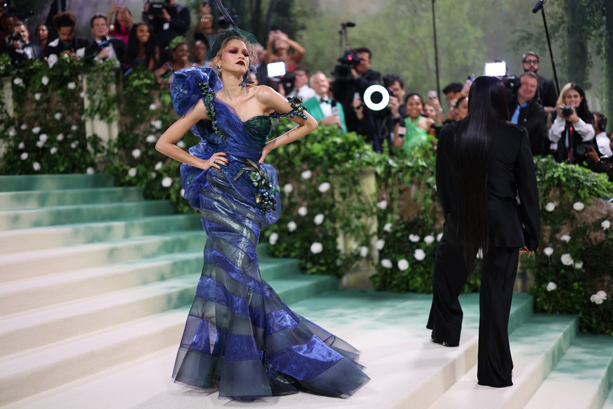 epaselect epa11323135 Zendaya arrives on the red carpet for the 2024 Met Gala, the annual benefit for the Metropolitan Museum of Art&#039;s Costume Institute, in New York, New York, USA, 06 May 2024.  ...