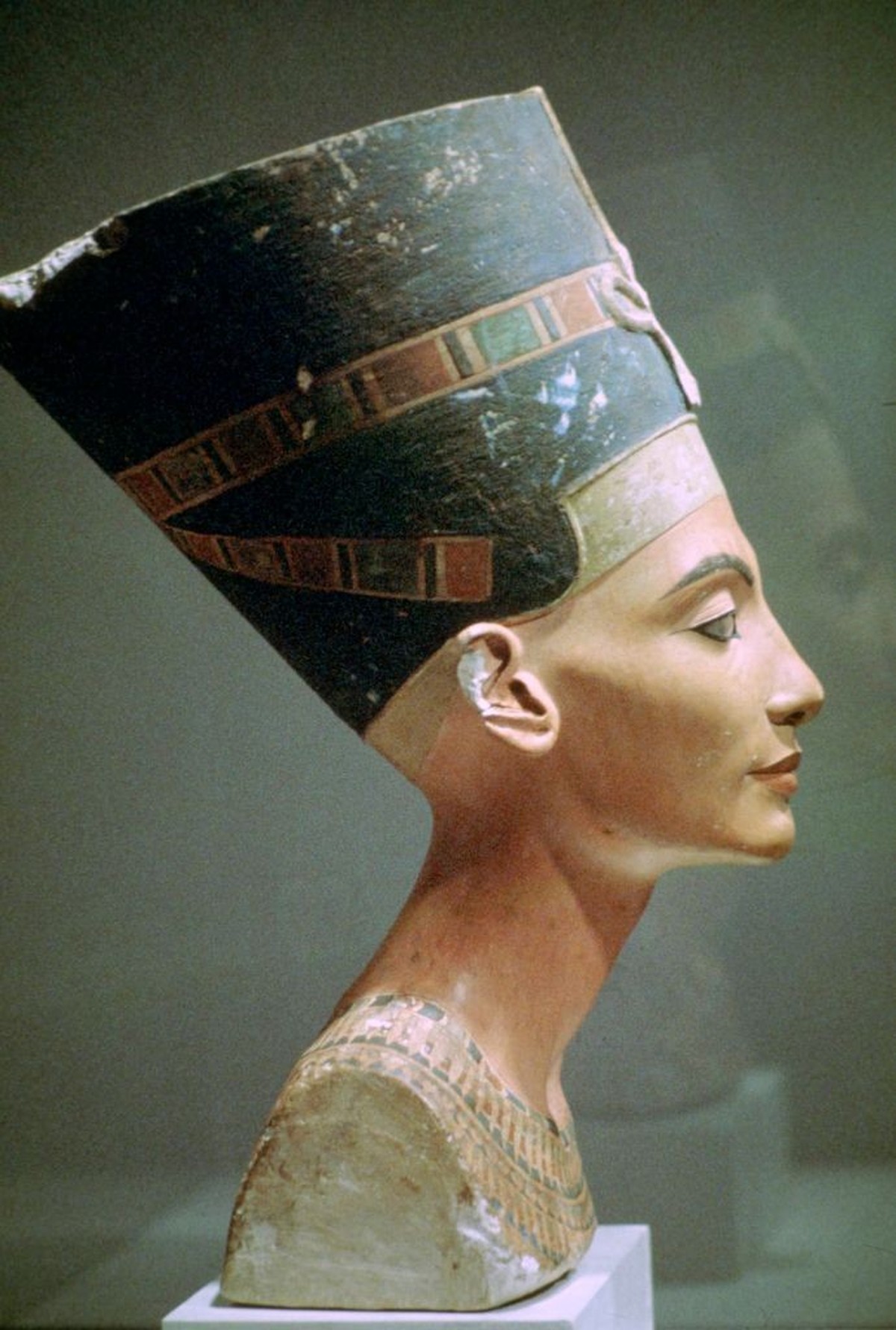 Limestone head of Queen Nefertiti, wife of Akhenaten, from El Amarna, Egypt. Now in the Egyptian Museum, Berlin. (Photo by CM Dixon/Print Collector/Getty Images)