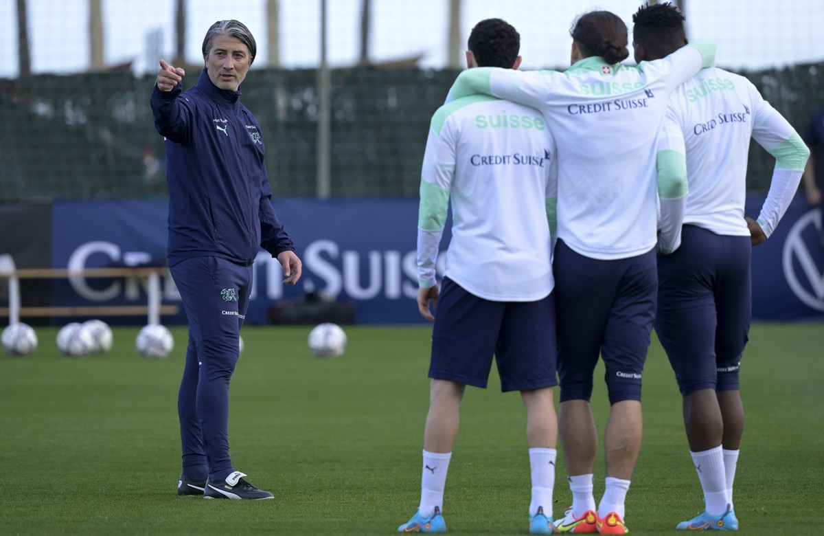 Cheftrainer Murat Yakin, links, beim Training der Schweizer Fussballnationalmannschaft im Trainingslager in Marbella, Spanien, am Montag, 21. Maerz 2022. (KEYSTONE/Georgios Kefalas)