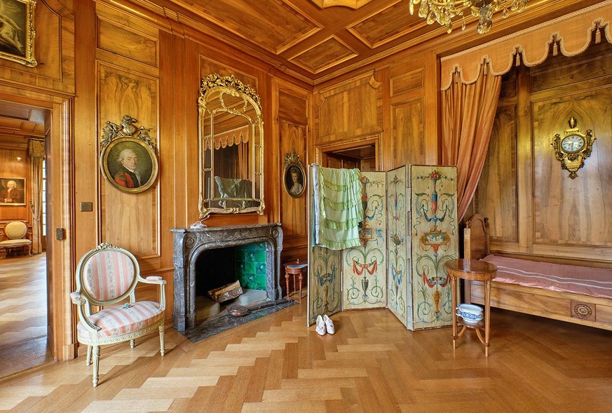 Ein Schlafzimmer in der Beletage von Schloss Jegenstorf mit Louis- XVI-Alkovenbett, Beistelltischchen mit Nachttopf, edler «Poudreuse» aus der Berner Werkstatt Christoph Hopfengärtners und einem Parav ...