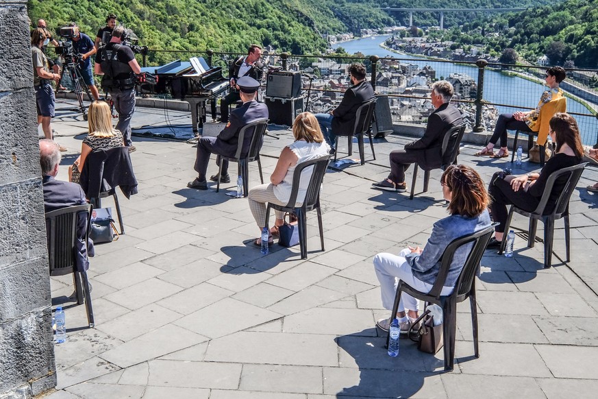 epa08558968 A handout photo made available by the Federal Public Service Chancellery of the Belgian Prime Minister shows Daniel Stuyven (L, back), known under the stage name Daan, performing in a conc ...