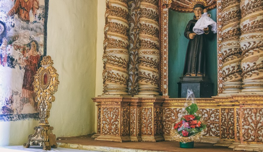 Old Goa, Indien - Antike Statue von Francis Xavier und Jesus.