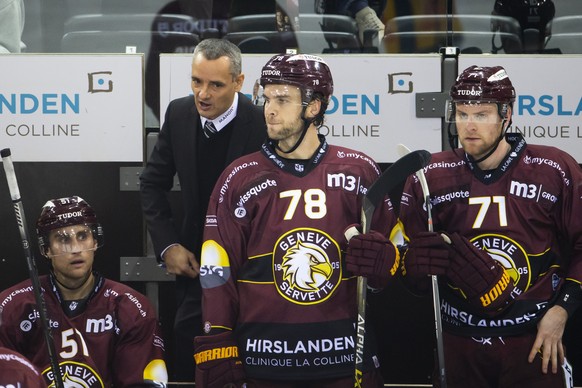 Geneve-Servette&#039;s Head coach Jan Cadieux talks to his players forward Valtteri Filppula, of Finland, left, forward Marc-Antoine Pouliot #78, of Canada, and forward Tanner Richard, right, during a ...