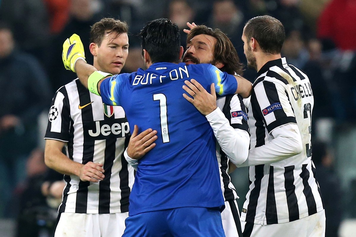 Buffon muss heute ohne seinen alten Kumpel Pirlo auskommen.