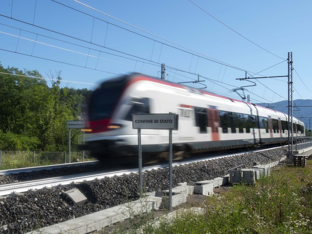 Der Zug Tilo der SBB faehrt in Richtung Flughafen Mailand Malpensa am Dienstag, 30. Juli 2019. Die neue Bahnverbindung von Stabio zum Mailaender Flughafen Malpensa ist seit dem 10. Juni 2018 in Betrie ...