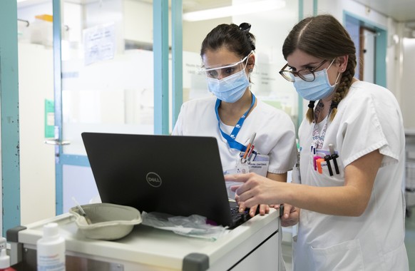 Medizinisches Personal bei der Arbeit auf einer Abteilung mit Covid-19 Patienten im Kantonsspital Fribourg HFR, am Donnerstag, 12. November 2020 in Fribourg. Angesichts der sanitaeren Lage und der Zun ...