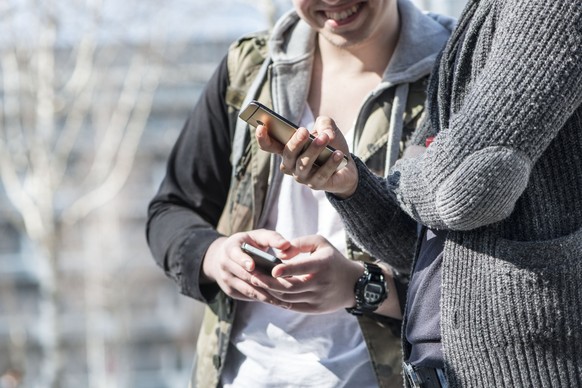 ARCHIV - ZUR JAMES-STUDIE 2018 - MEDIENNUTZUNGSVERHALTEN VON JUGENDLICHEN ZWISCHEN 12 UND 19 JAHREN - AM FREITAG, 9. NOVEMBER 2018, STELLEN WIR IHNEN FOLGENDES BILDMATERIAL ZUR VERFUEGUNG - Teenagers  ...