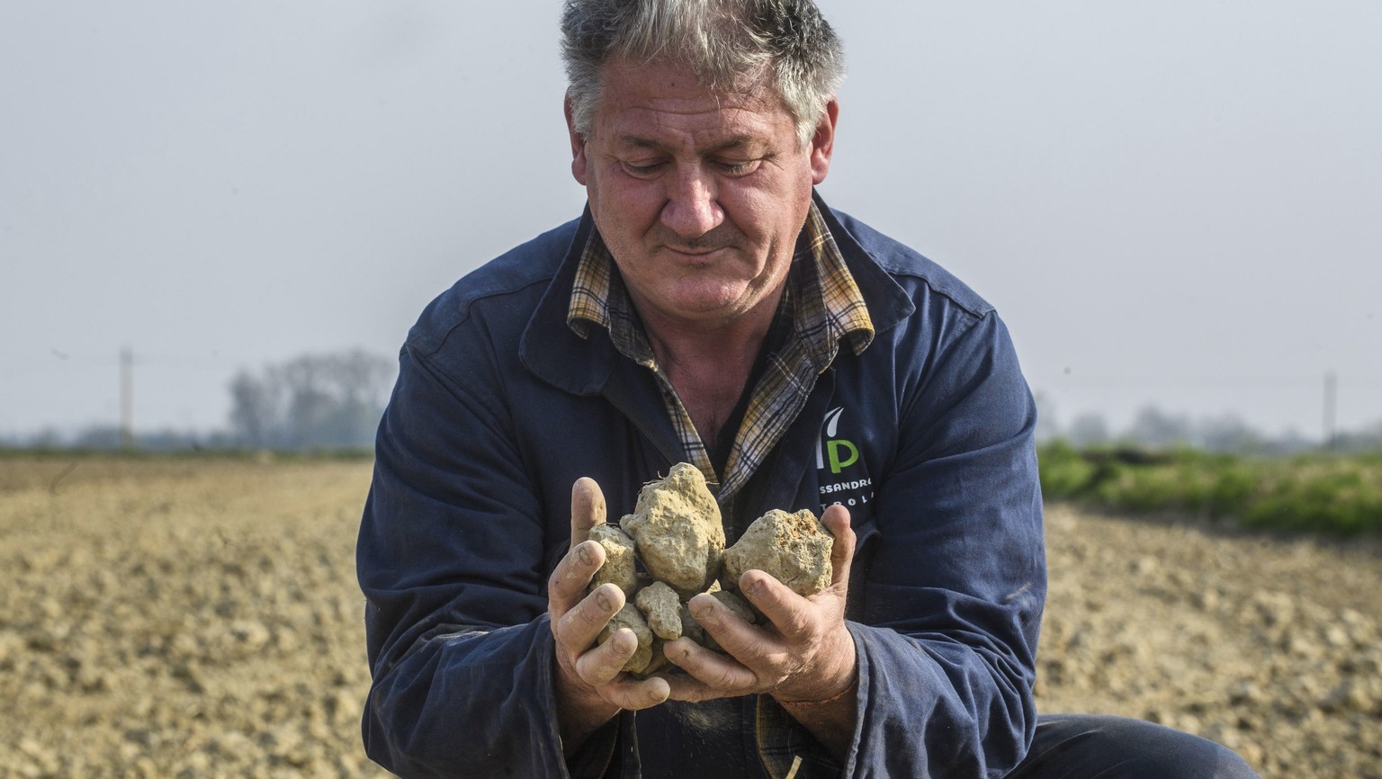 epa10051075 Giuseppe Ubertone a farmer shows his dry field due to drought at Azienda Agricola Ronchettone in Casalbuttano in Milan, Italy, 04 July 2022. Last week, the mayor of Milan announced the nor ...