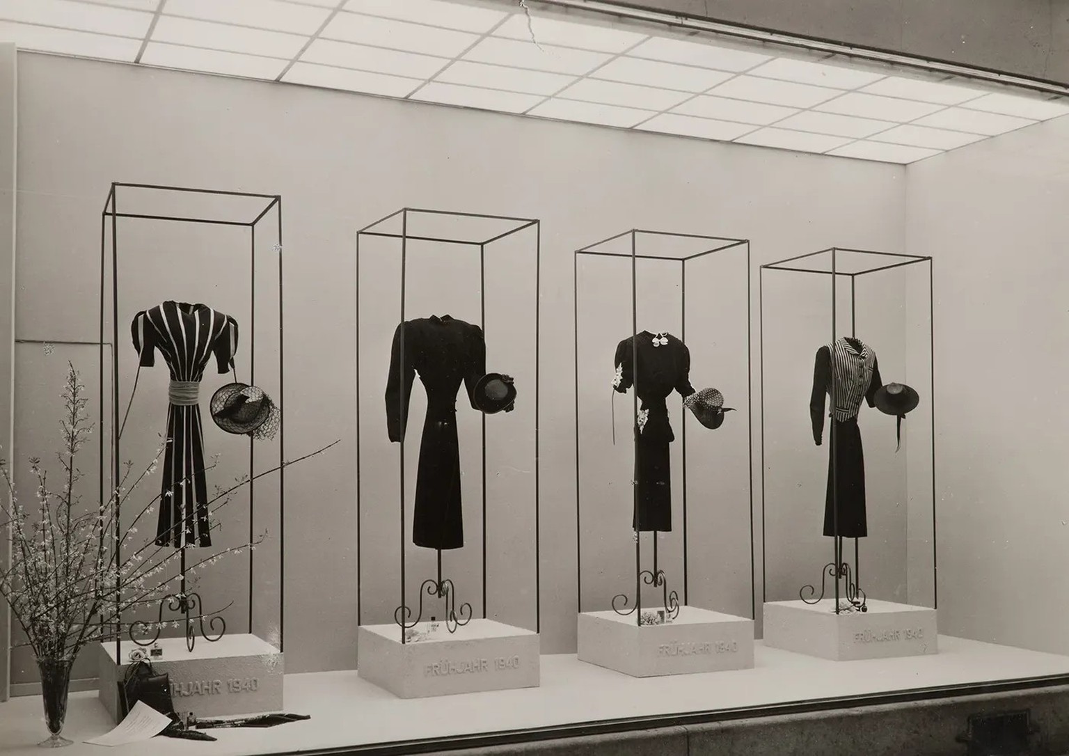 Schon in den 1940er-Jahren waren die Loeb-Schaufenster eine Besonderheit. Hier mit Damenmode, 1940…