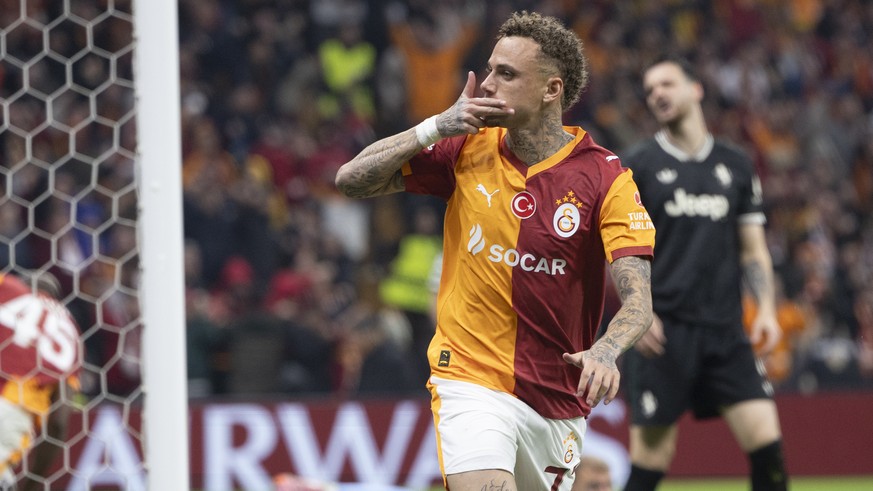 epa12751234 Galatasaray's Noa Lang celebrates after scoring the 2-2 goal during the UEFA Champions League play-offs 1st leg match between Galatasaray SK and Juventus FC, in Istanbul, Turkey, 17 F ...