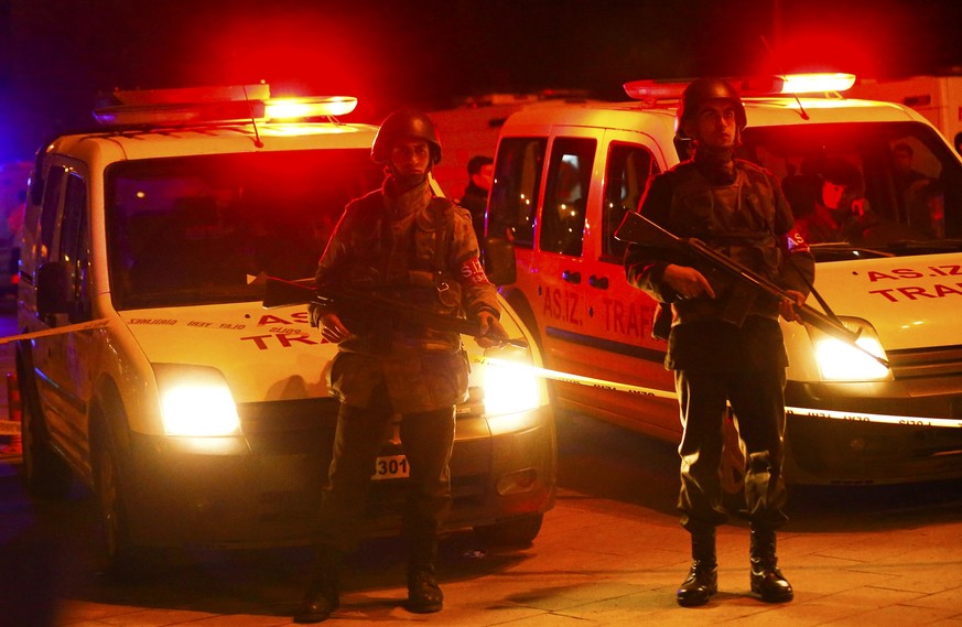 Soldaten sicher den Ort der Explosion