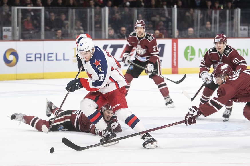 Moscow&#039;s Maxim Mamin, left, fights for the puck against Dynamo&#039;s Nerijus Alisauskas, right, during the KHL World Games 2018 between Dinamo Riga and CSKA Moscow at the Hallenstadion in Zurich ...