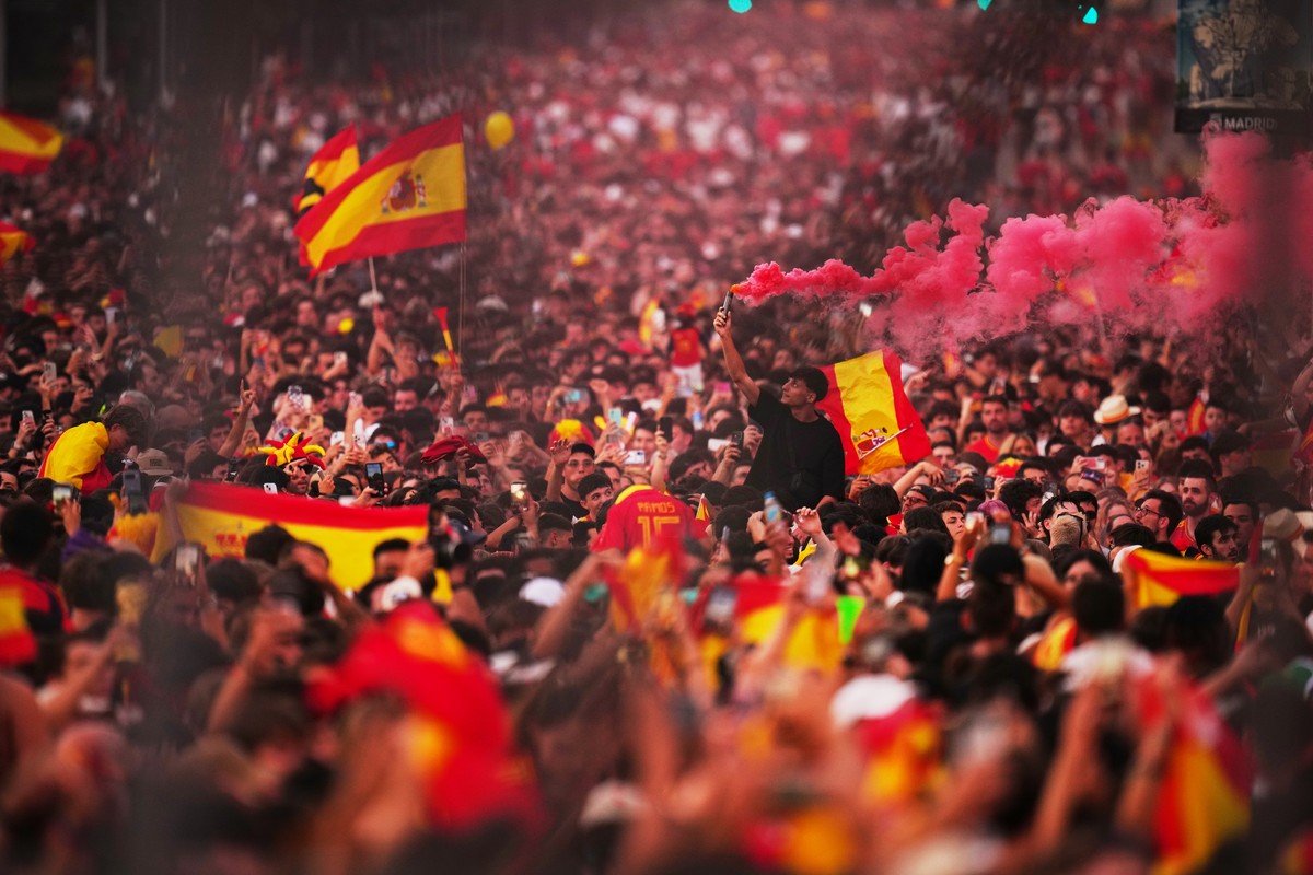 Fans wait for the arrival of players from Spain's national soccer team during celebrations in Madrid on Monday, July 20, 2026, after Spain defeated Argentina in the World Cup final in East Ruther ...
