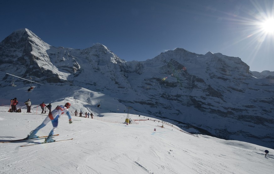 ZUM 50. JAHRESTAG DER FIS SKI WELTCUP-RENNEN AM LAUBERHORN IN WENGEN IM BERNER OBERLAND, SCHWEIZ, STELLEN WIR IHNEN FOLGENDES BILDMATERIAL ZUR VERFUEGUNG - Swiss ski racer Silvan Zurbriggen starts dur ...