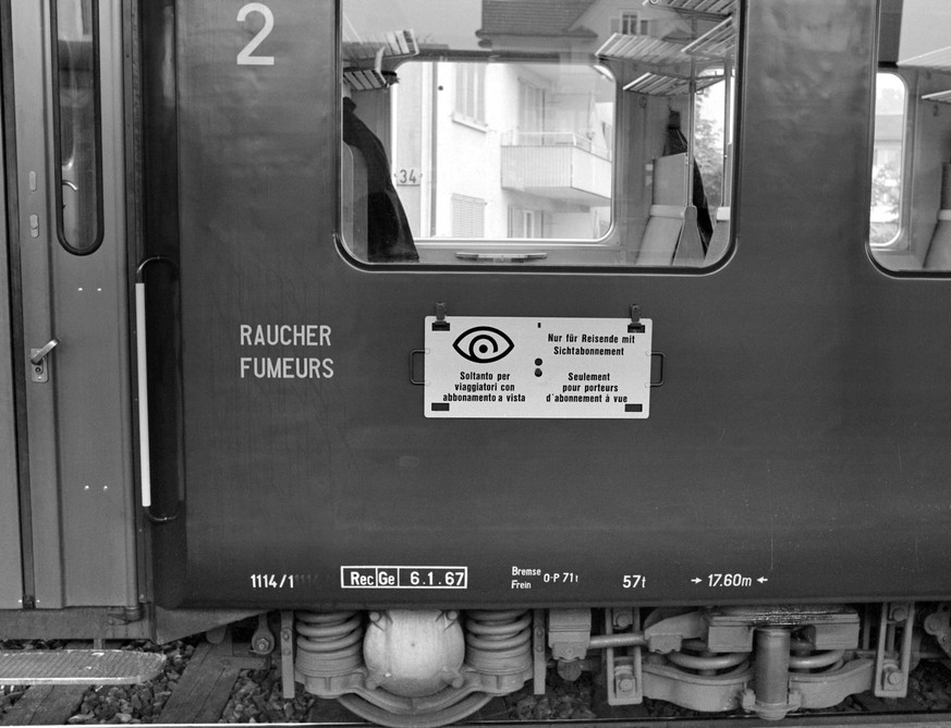 Ein Schild &quot;Nur fuer Reisende mit Sichtabonnement&quot; kennzeichnet am 20. Mai 1968 einen Wagen welcher nur von Reisenden mit General-, Netz- oder Halbtaxabonnementen benutzt werden darf. Ab dem ...