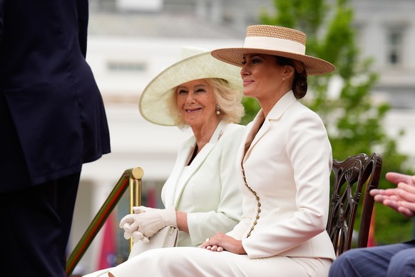 epa12919745 Britain's Queen Camilla (L) and US First Lady Melania Trump look on during a State Arrival Ceremony on the South Lawn of the White House in Washington, DC, USA, 28 April 2026. The Bri ...