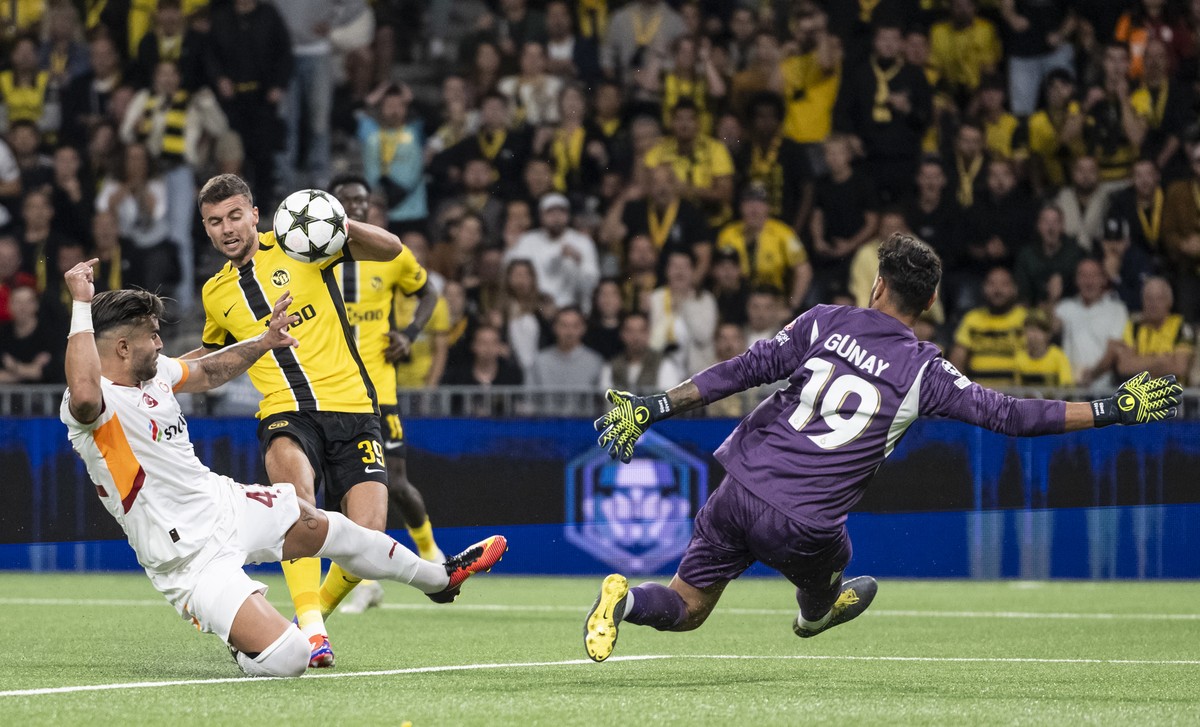 YB's Darian Males, shoots against Galatasaray's Abduelkerim Bardakci, left, and goalkeeper Guenay Guevenc during the Uefa Champions League playoff soccer match between Switzerland?s BSC Youn ...