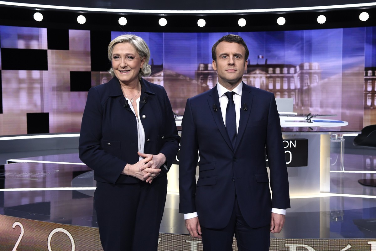 epa05942617 French presidential election candidate for the far-right Front National (FN) party, Marine Le Pen (L), and French presidential election candidate for the 'En Marche!' (Onwards!)  ...