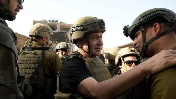 Bodenoffensive gegen die Hamas-Terroristen: Israels Ministerpräsident Benjamin Netanjahu besucht die israelischen Truppen im Gazastreifen.