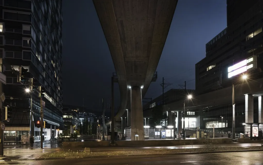 Strassenbeleuchtung trägt zum Sicherheitsempfinden in der Nacht bei (Zürich, Juni 2016).